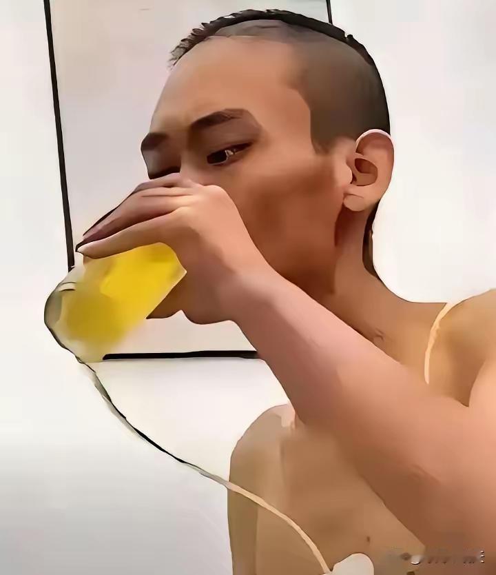 一位中年男子查出癌症晚期后，决定放弃后续所有治疗，独自买来一箱啤酒慢慢饮用。医生