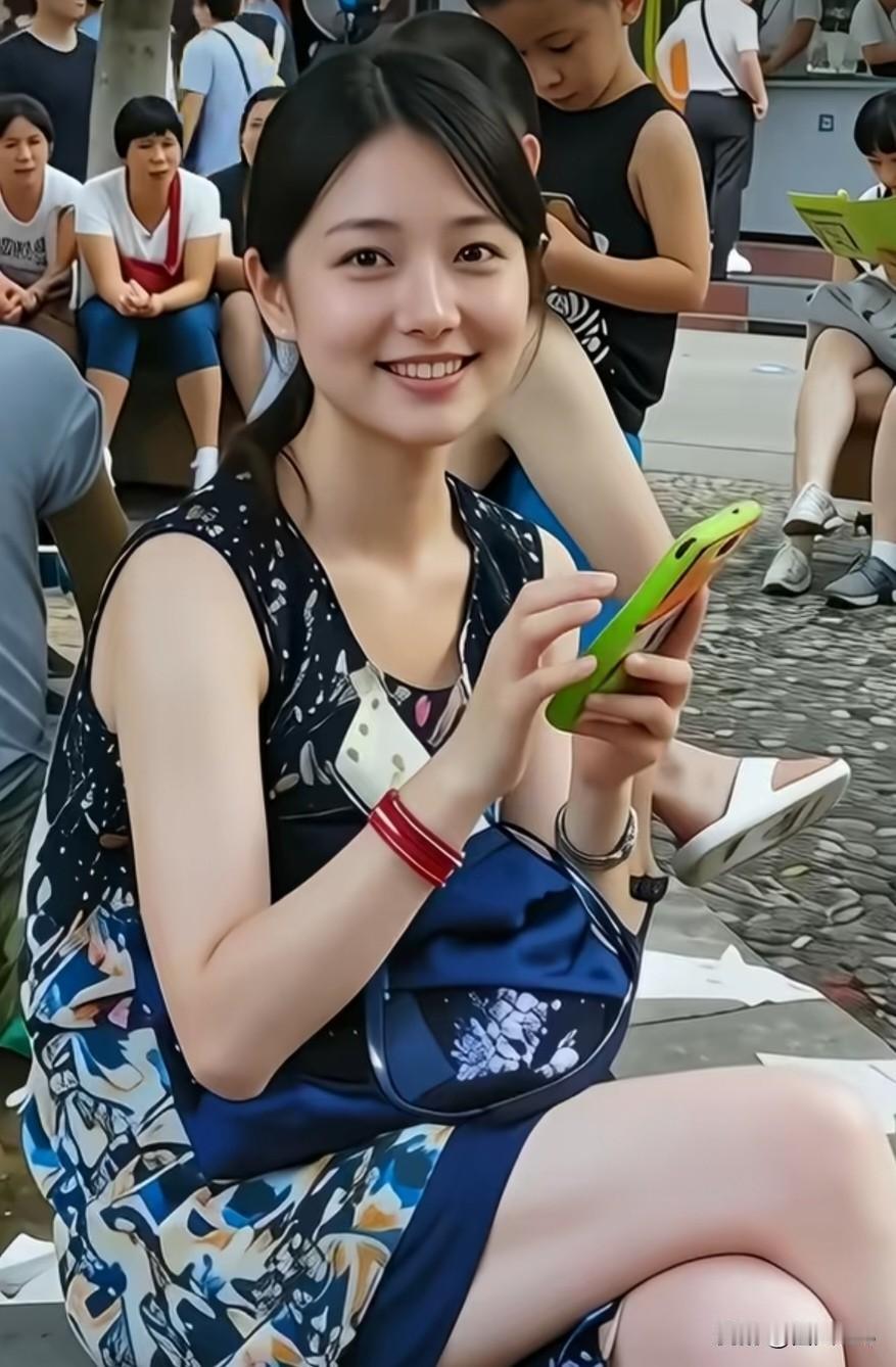 这女孩长得真精致，不化妆也挺美！