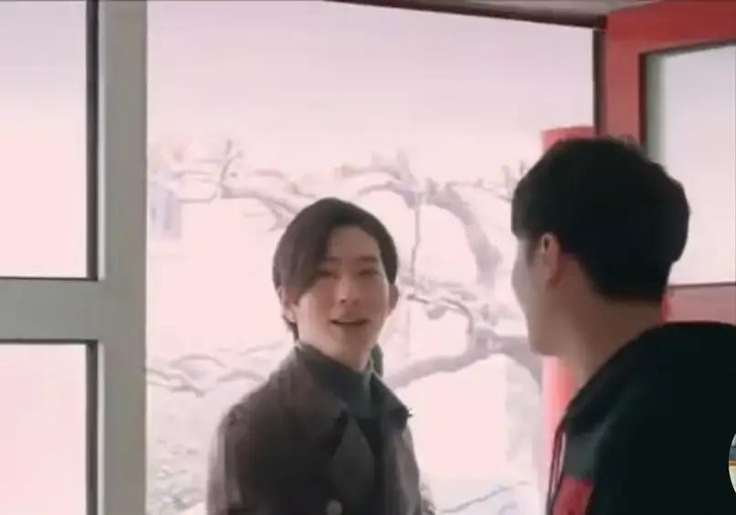 录节目井柏然急匆匆推开张若昀家的门，满屋子找不见人，张口第一句竟然是：“哥，你家厕所呢？”张若昀穿着