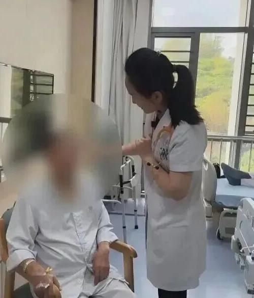 5月3日报道，广东深圳一名79岁老人凌晨夜间起身如厕时，突然全身无力瘫倒在地，身