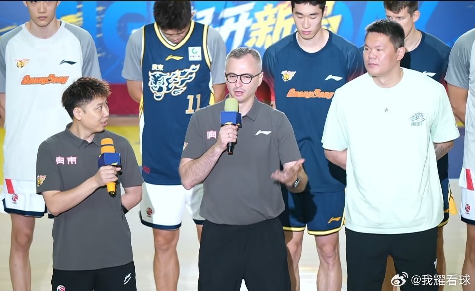 广东队新主帅盛赞球迷氛围：“其实在我来之前，我已经听说了关于我们俱乐部有着非常非