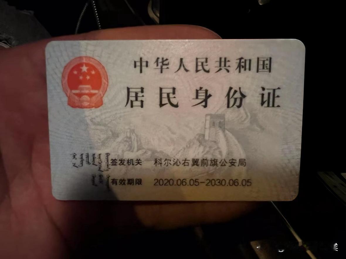 下雪天，晚上出门买菜，不小心蹭到一辆电动车，车翻了，但人肯定没事。骑电动车的女