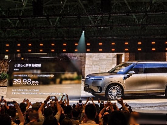 小鹏推新SUV，智驾系统直接搬进家用车，普通人也能开“无人车”了