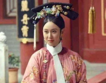 1790年，和珅陪80岁的乾隆在热河散心。一晚，他陪乾隆赏月，突然有个女人眼含情