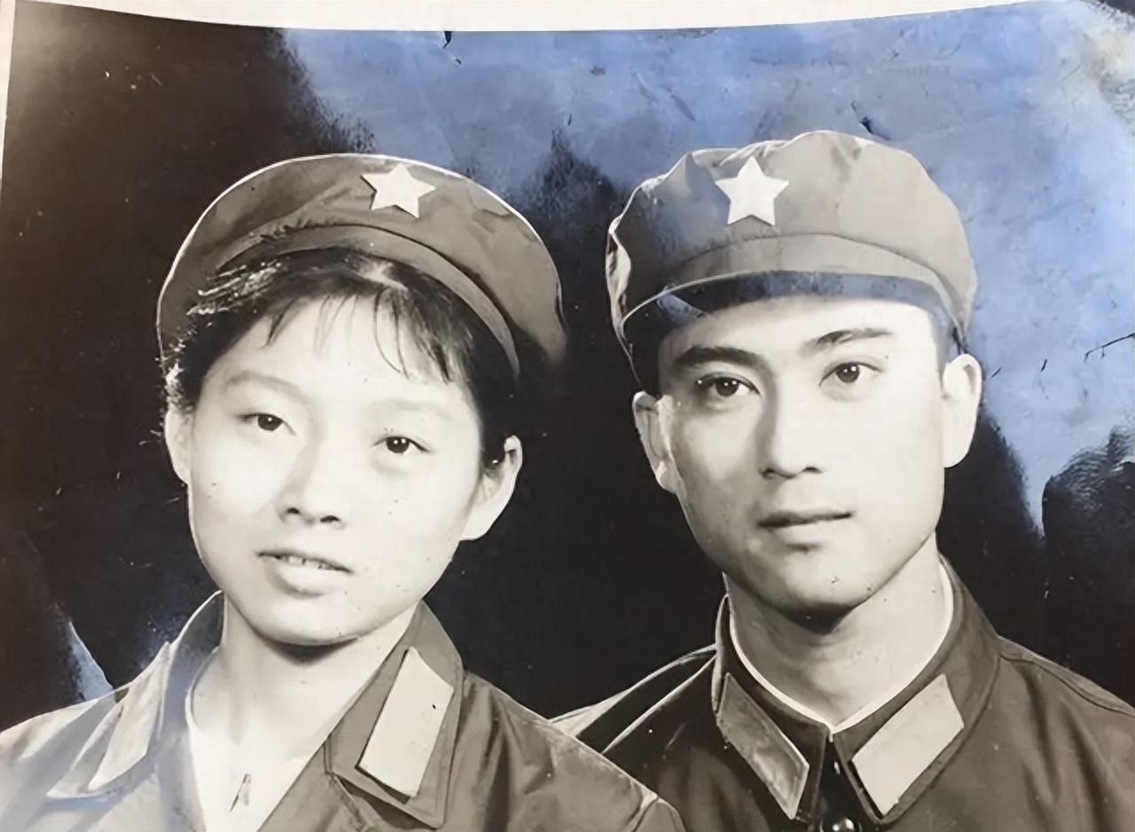 1987年，蒋红英在铺子里买菜，随口提到自己从前是红军。店里的女伙计也挺爱聊天，