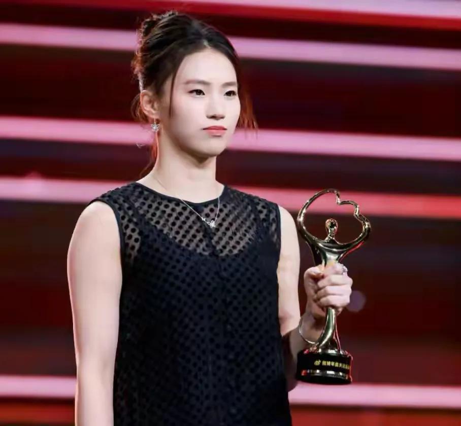 前几天微博之夜，陈芋汐和苏炳添等人一同上台领奖。21岁的她身着黑色连衣裙搭配长靴