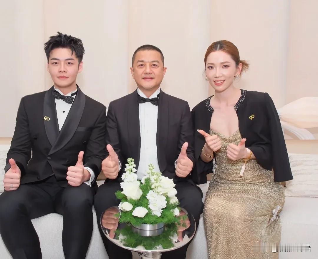 李亚鹏现身香港“嫣然重光慈善晚宴”，继续为唇腭裂孩子们筹集善款。这一次的慈善晚