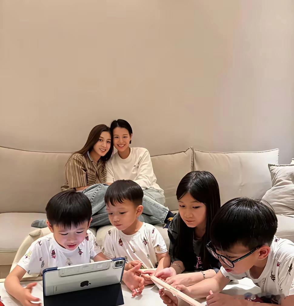 看见胡杏儿的家，才知道香港真的是寸土寸金。最近看到钟嘉欣特意从加拿大回香港，带着