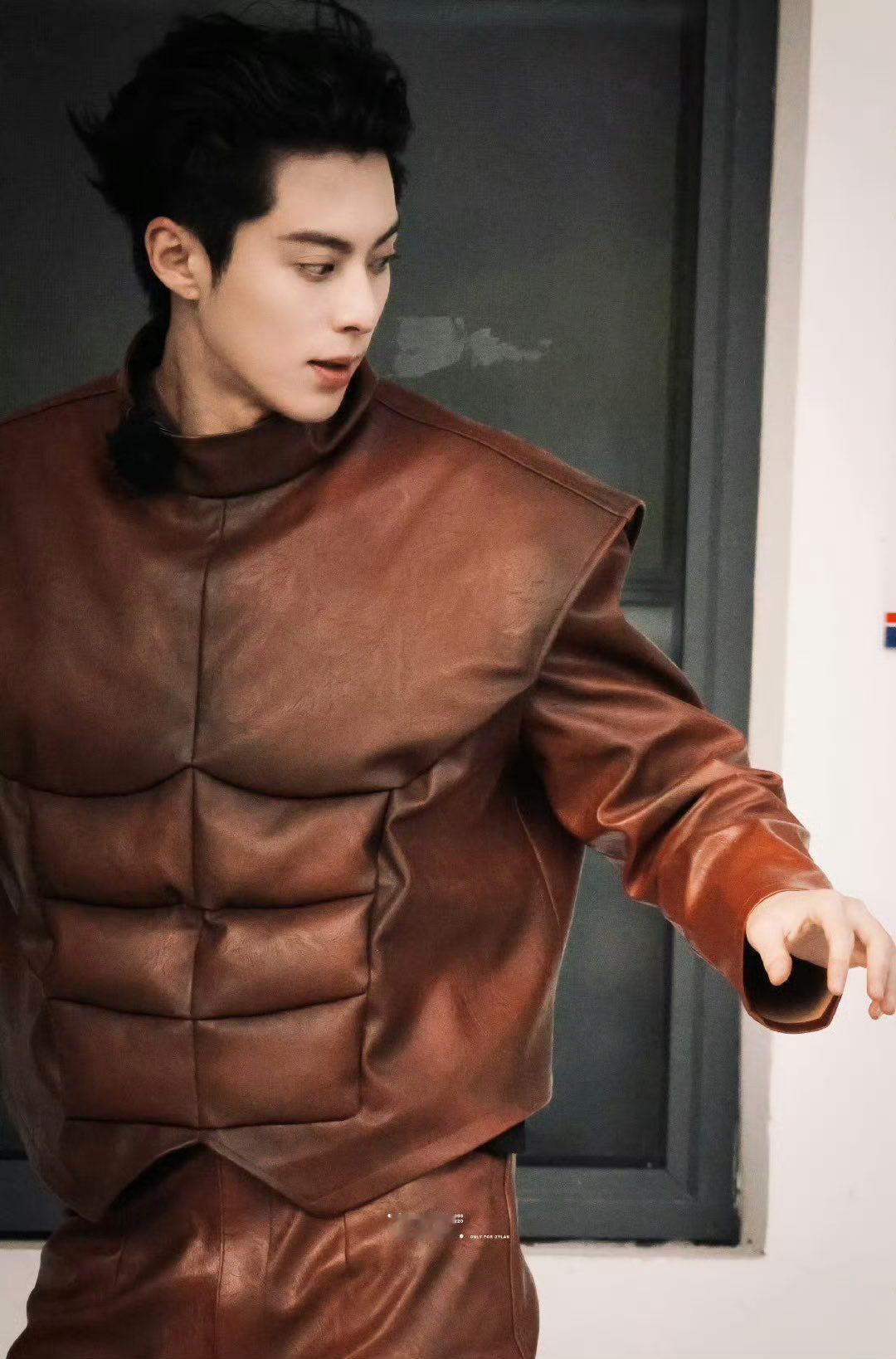 王鹤棣王鹤棣马大战外星人王鹤棣宇宙闪烁请注意cos马哈哈哈哈哈看这样子是真玩高