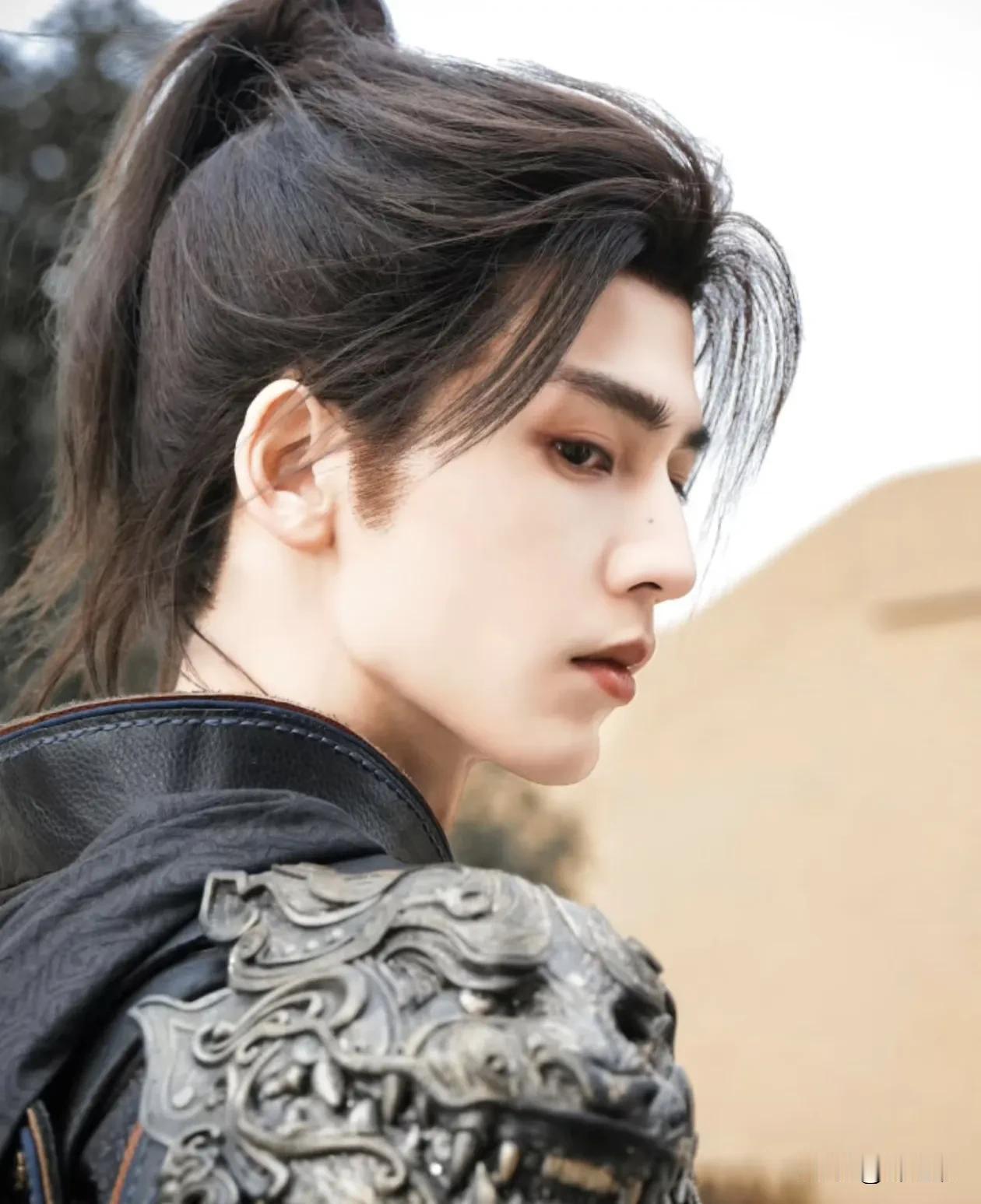 张凌赫本人面部线条没有图片上这么柔和，他真人线条很锋利，因为他很瘦。我一直觉