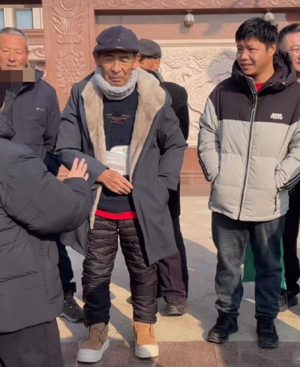 刘强东光明村老家门口停了一辆盖着油布的大卡车，还来了不少工作人员！刘强东老家