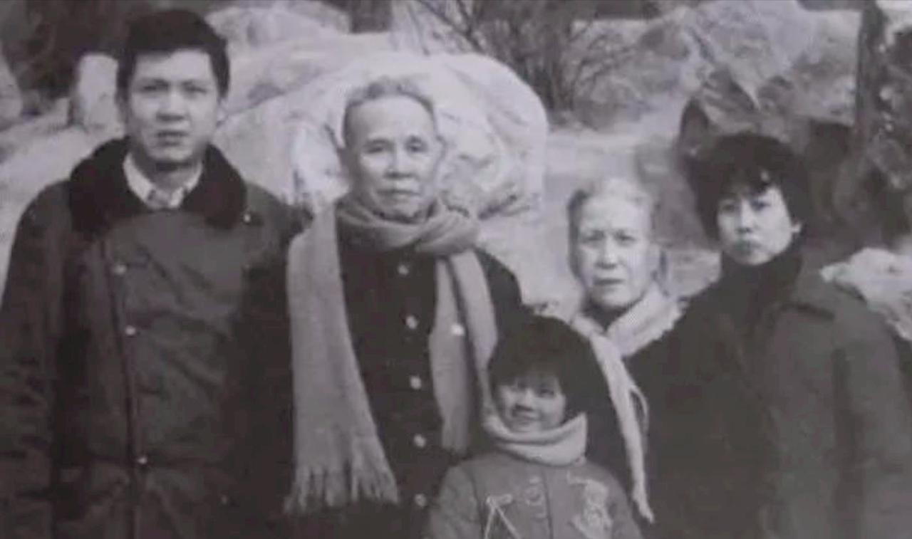 1971年，广州军区某部因为在军区比武中勇夺桂冠，该部参谋长邱承光（负责训练工作
