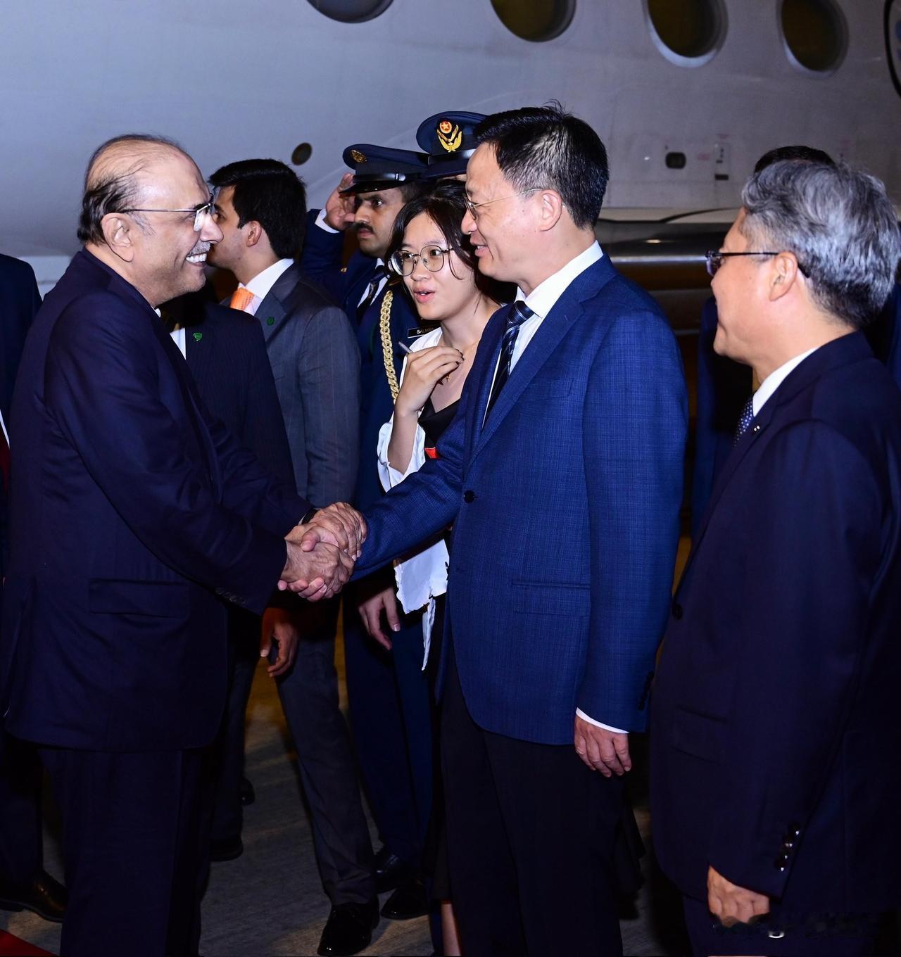 巴基斯坦总统抵达海南岛据传将会参加首艘汉果尔潜艇（039B外贸版）的服役仪式