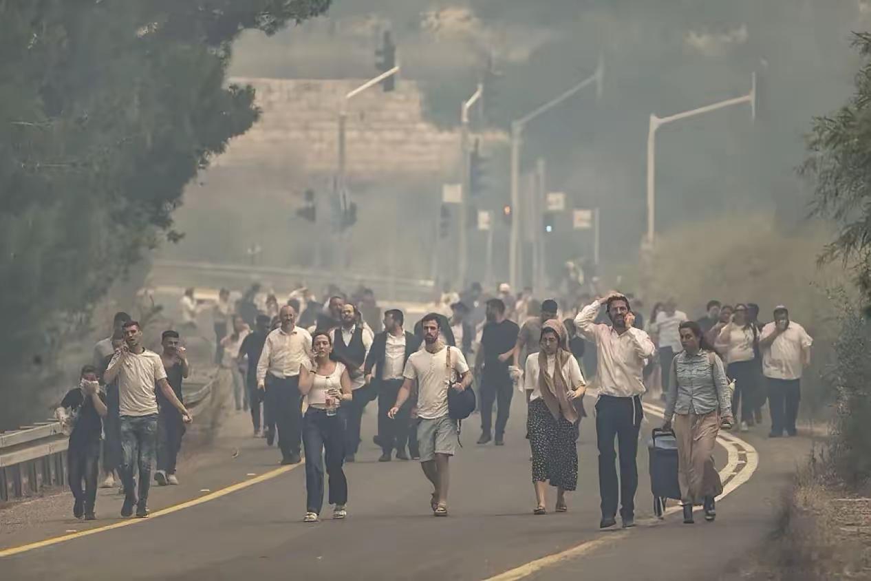 终究是抢来的土地，放弃的这么毫不犹豫。随着第一场大火，他们离开了这块抢来的土地…