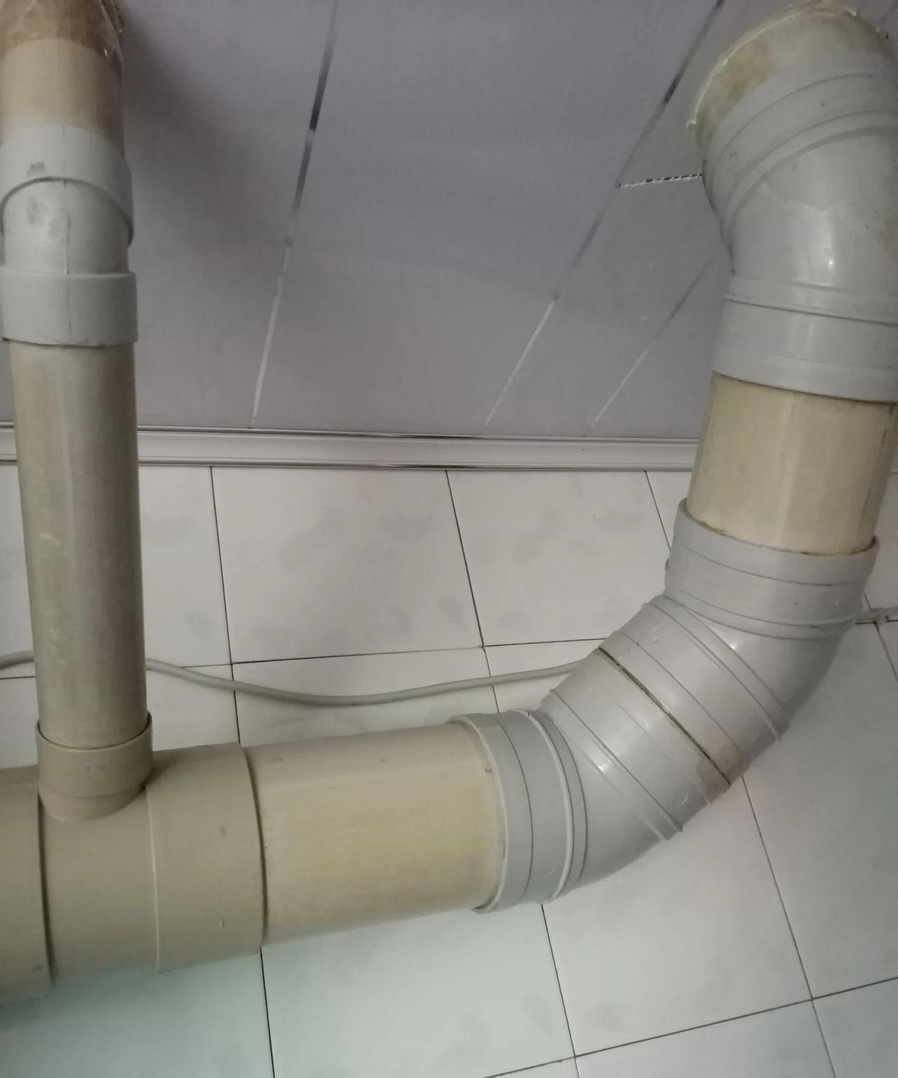我们老旧小区最高顶层是七楼，我家住六楼，昨晚我都躺下休息了大概8点半左右门铃响，