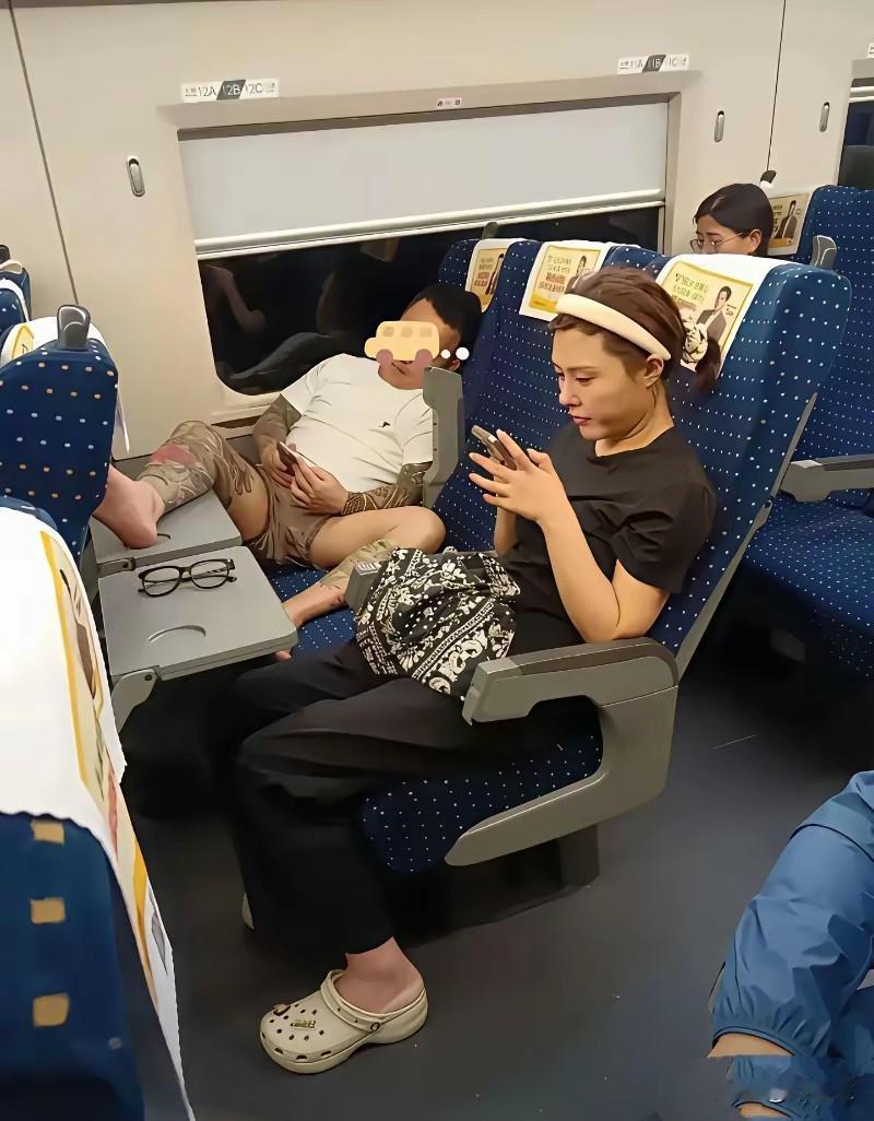 高铁上的一幕。这位大哥坐姿惬意，至于周边人的感受和整个车厢氛围的影响完全不在大