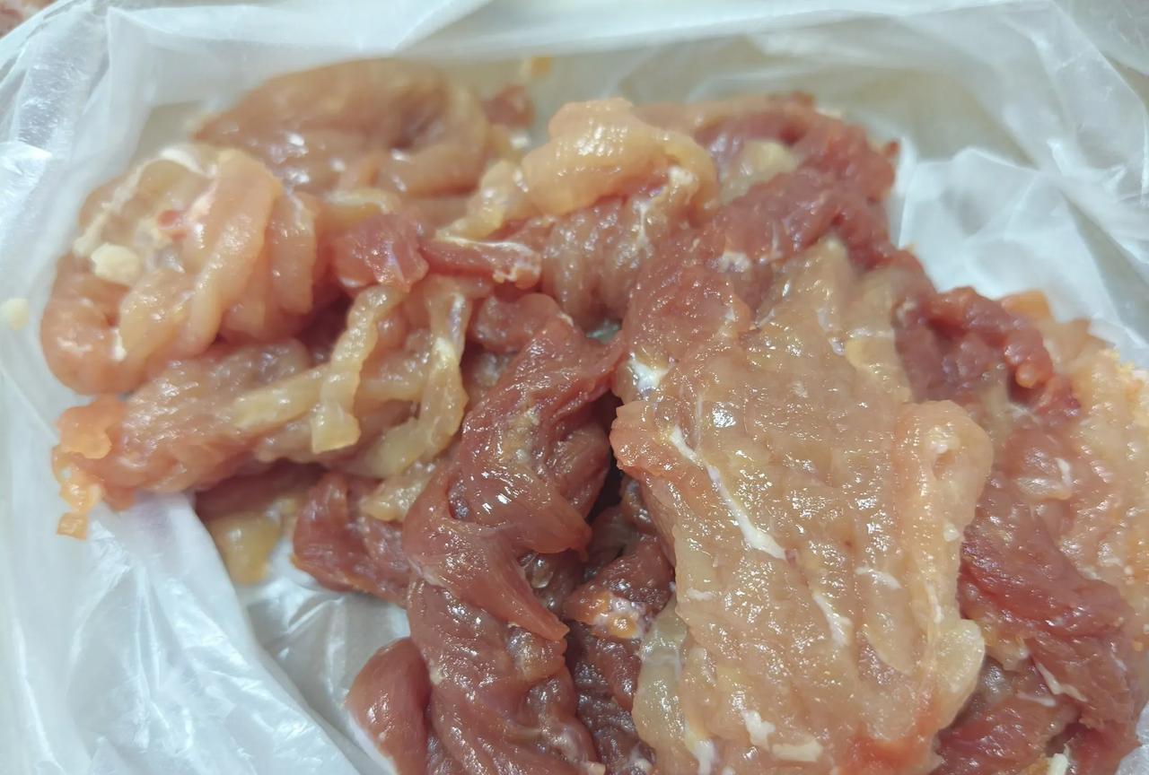 市场买肉，一块黄瓜条切丝，回来准备分装，一块黄瓜条切出两种不同颜色的肉丝，一根肉