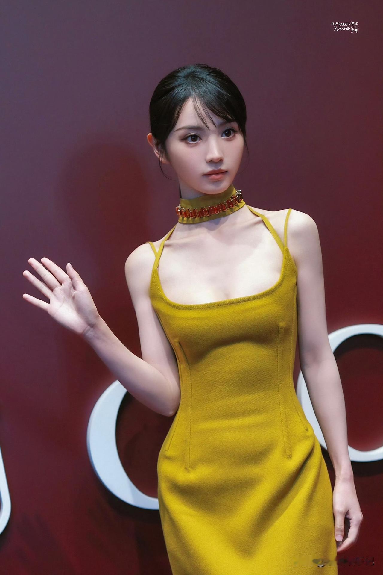 婴儿般的巴掌脸，完美的颅顶，绝美的皮肤，这才是真正的大美女！