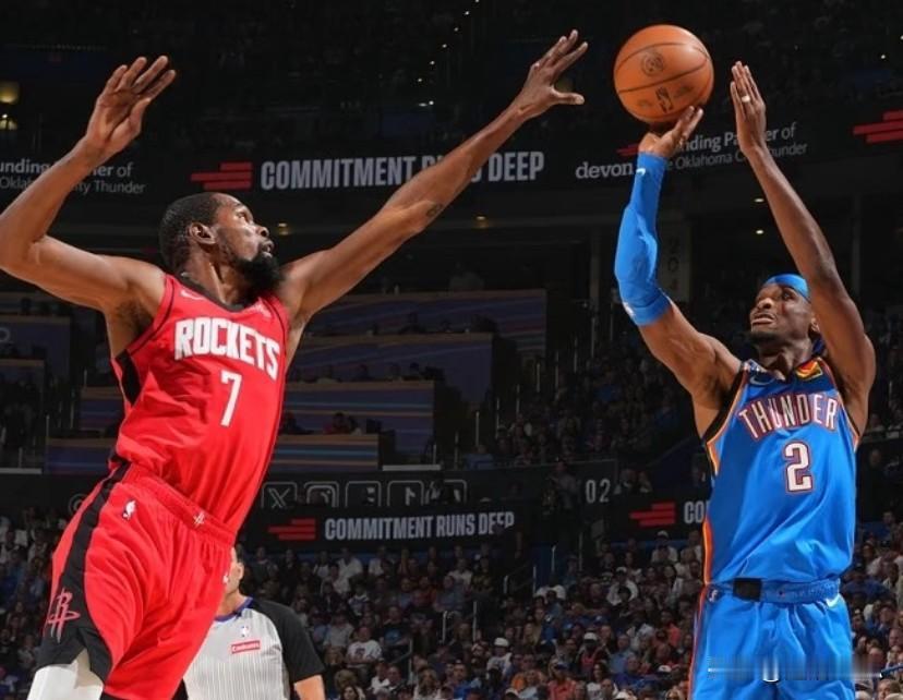 雷霆的防守逻辑是，纠缠撕咬持球手，让对方失误吃回合数得分；火箭的防守逻辑是