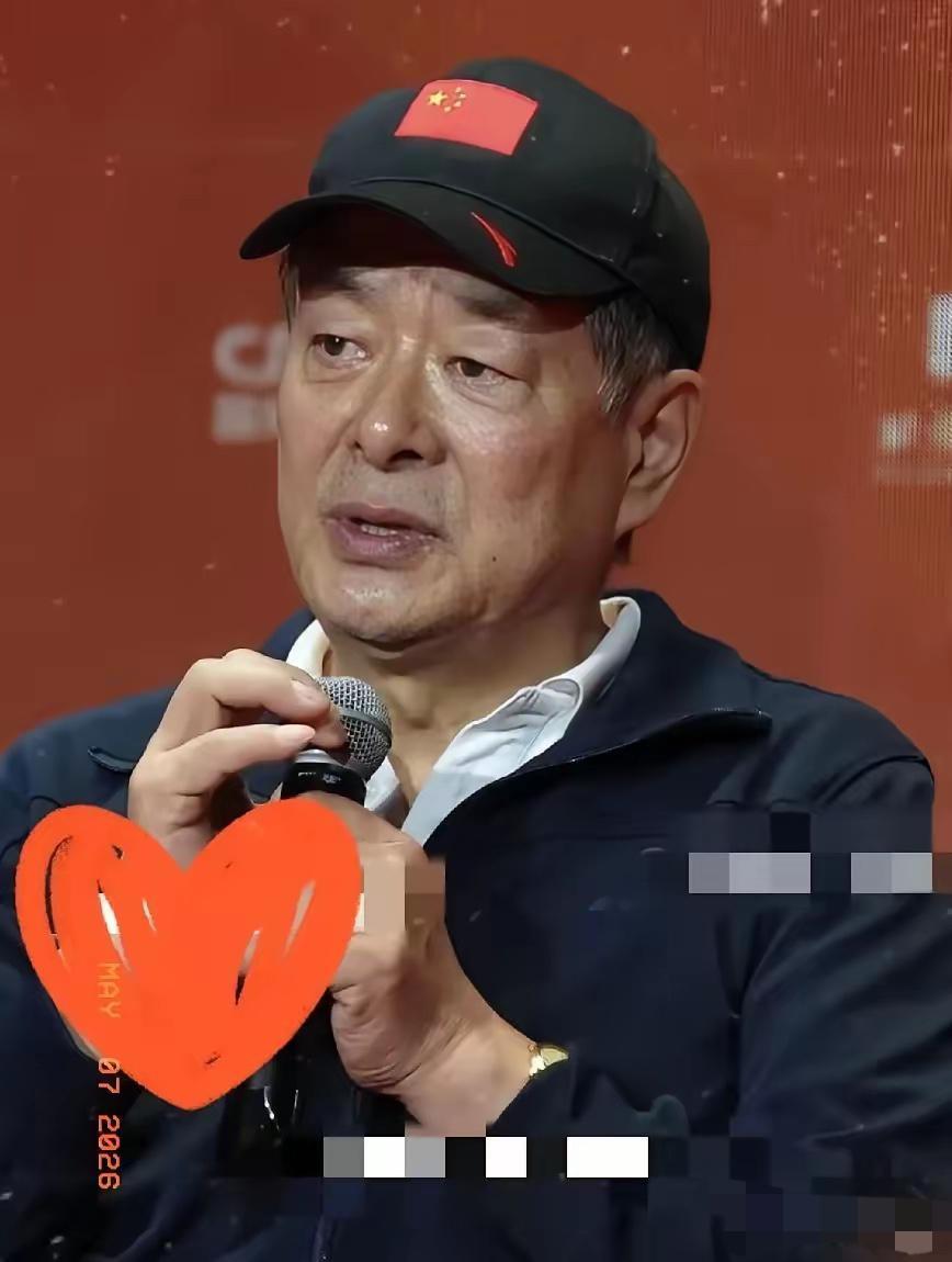 72岁濮存昕用布带拴住90岁母亲：最顶级的孝顺，从来不是请护工就能替代看完真