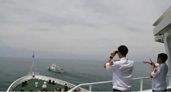 台当局竟然怂恿过往商船，对大陆的海峡管制命令“爱搭不理”。 台风“白海豚”还