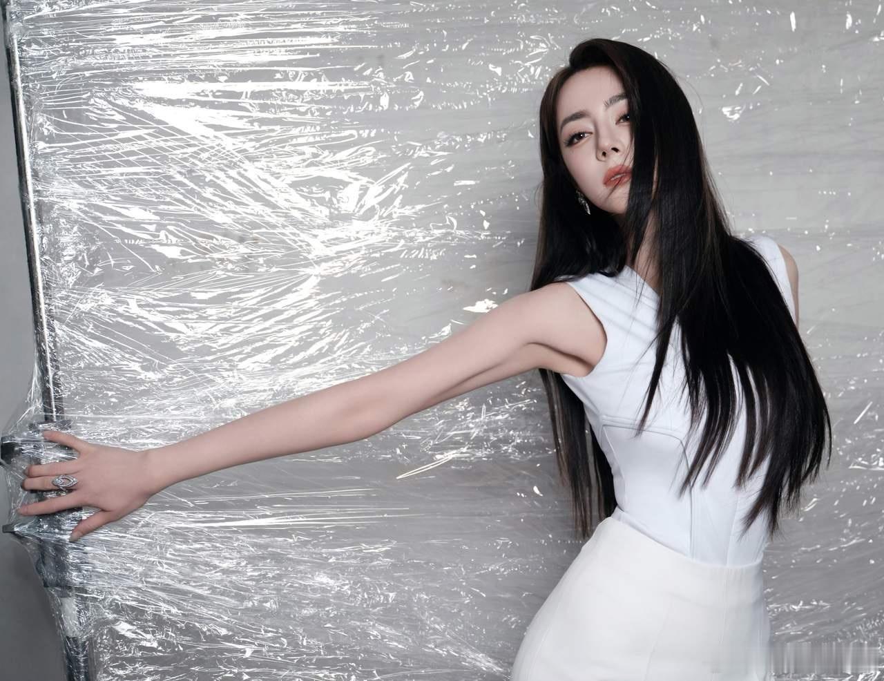 1.迪丽热巴属于是那种御姐长相的小女生性格，私生活非常单调，也很规律，不太爱接触