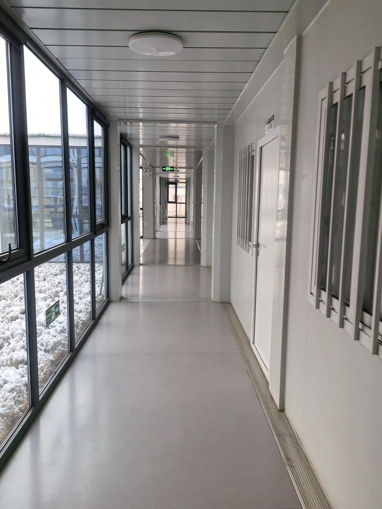 年后初七来上班，在火车上和我邻座聊天，知道他在北京送水，骑电动车那种。他在北京创