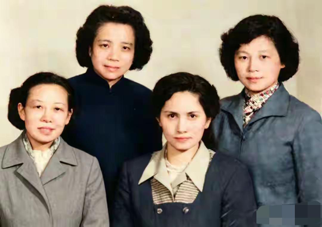 1959年的一次会议，四位夫人的合影，你认识吗？
