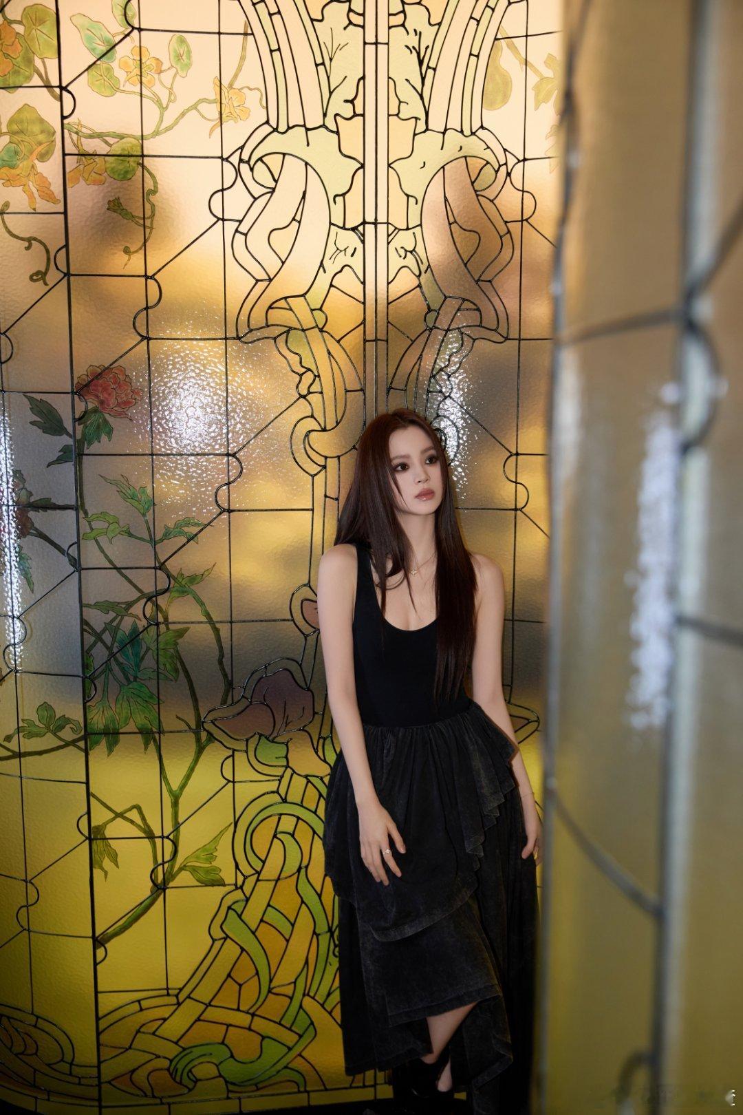 欧阳娜娜未来感AI女主从黑裙的线条到黑长直的质感，再到金属背景的加持，她把AI