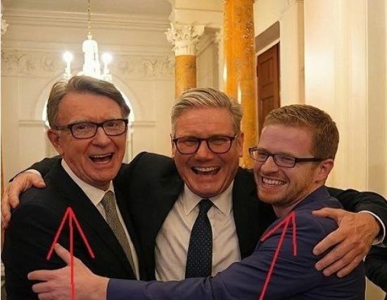 这张被媒体扒出的照片，生动地提示了英国首相斯塔默当下的处境。在这三人合影中，