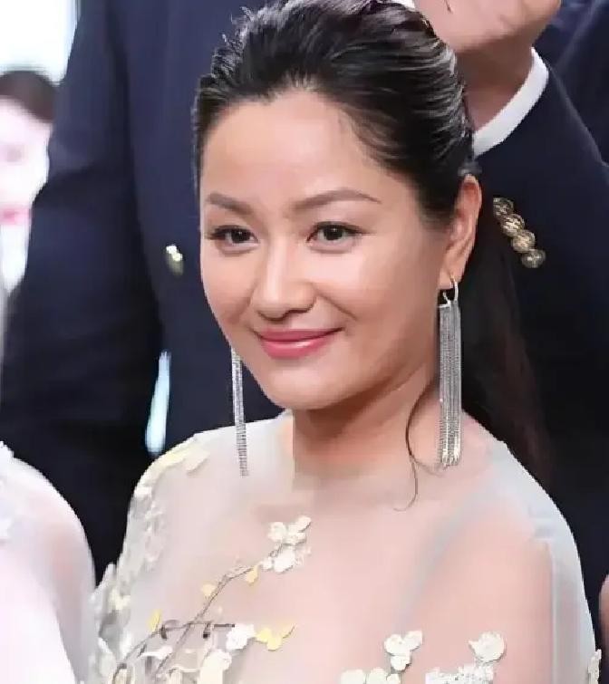 1998年，瞿颖与李亚鹏恋爱，张艺谋苦口婆心地劝说：“小瞿啊，你小心点，他只是看中了你的名气！”这句