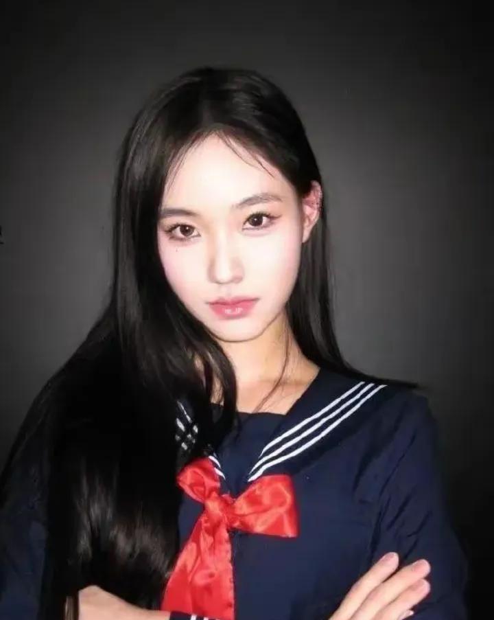 小S二女儿亮相画展气场十足！黑丝长腿成焦点，五官酷似林志玲美出圈