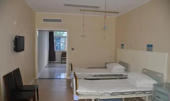 我剖腹产，护士摁肚子的时候，我老公正好在边上，等出院回家，他跟我说，他当时脑袋嗡