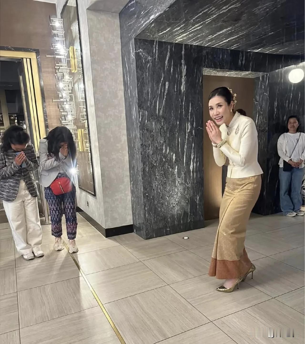 诗妮娜贵妃有一个视频，就是群众看她出汗而给她一包抽纸，她抽了几张纸擦汗。然后