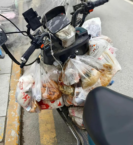 我去，碰上送外卖的单王了。​​​