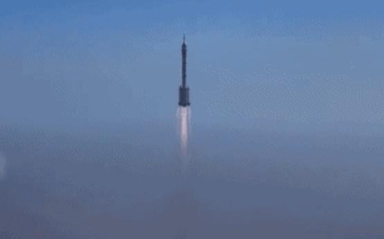 央视首度披露！2026年1月3日，因撞击发生裂痕后，我国首次航天应急发射！ 