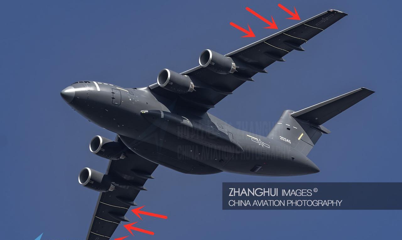 有人疑惑：Y-20B的两侧机翼下面为什么会有三条黑白相间的线？这里给大家稍稍科普