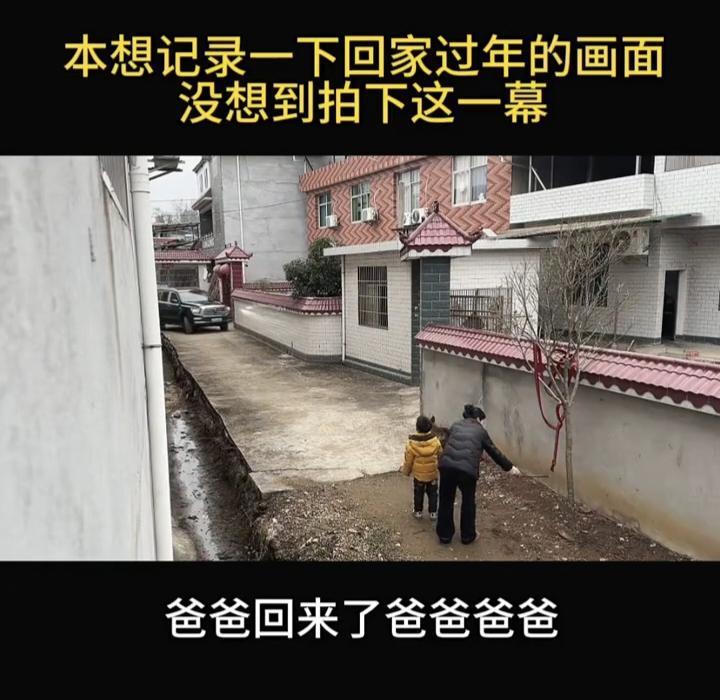 狗子会点鞭炮！不是亲眼所见我都不敢相信。为了欢迎爸爸回家过年，妈妈把鞭炮放在