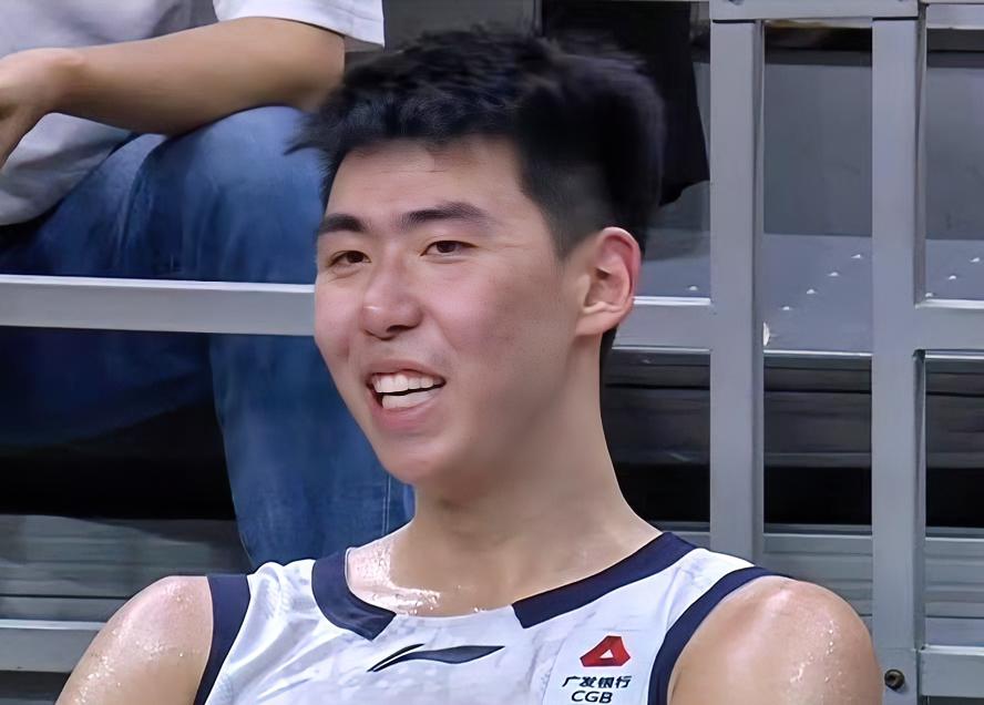 藏不住的开心！广州新星徐昕场下笑开花，球队大胜广东他功不可没。CBA季后赛1