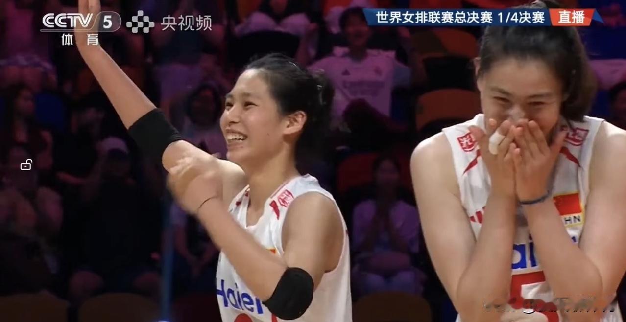 以为刁琳宇捂着脸哭，原来是刁琳宇在捂着脸偷着笑！打美国女排那场，美国女排可是贡献