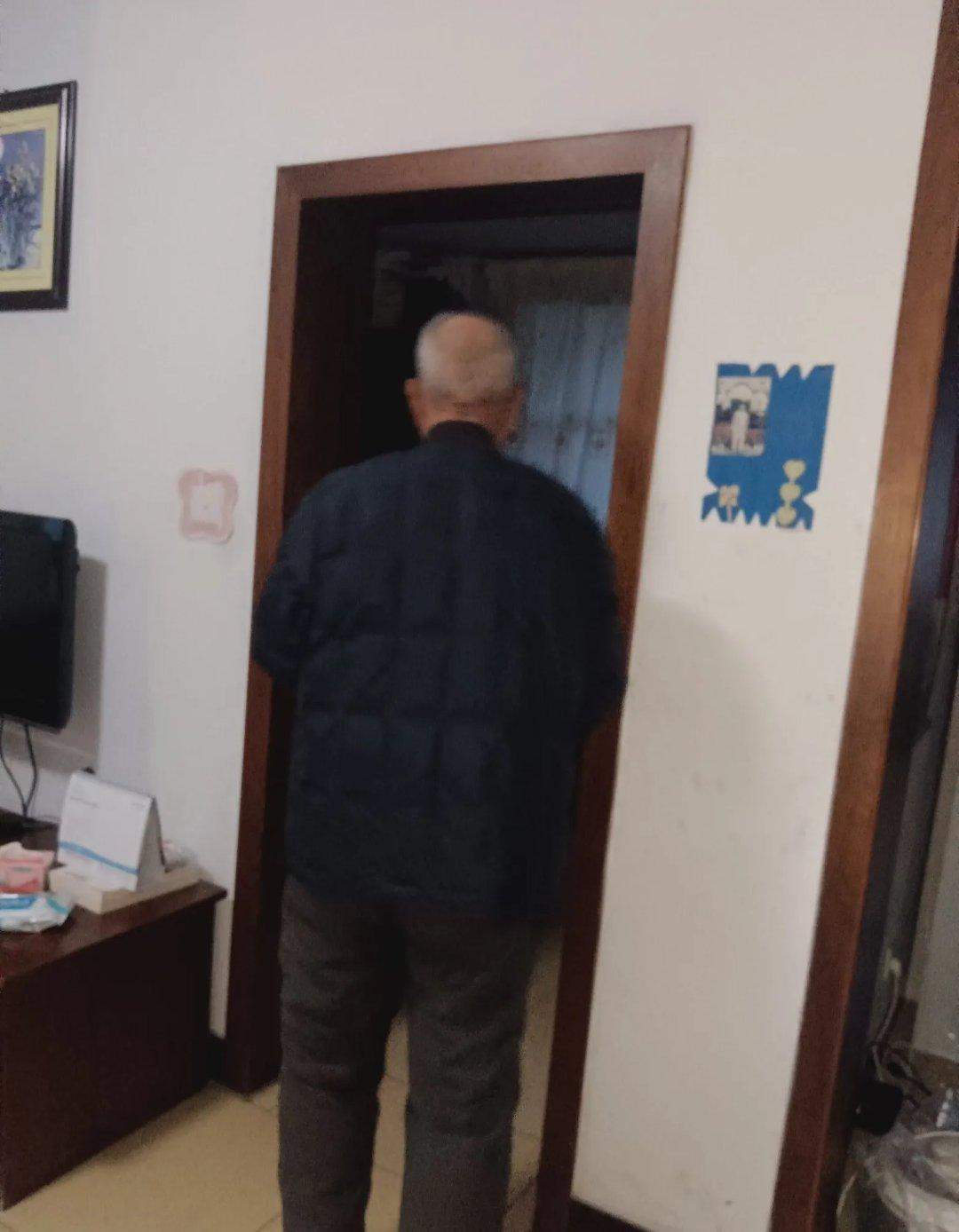 青岛一位退休的刘大爷，老伴走了好些年了。退休后日子空落落的，子女也支持他再找个伴