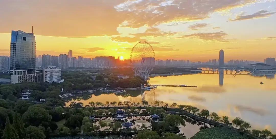 赵今麦林一的新剧《骄阳似我》》刚播到第24集，无锡梅园就被人挤爆。镜头里两人樱