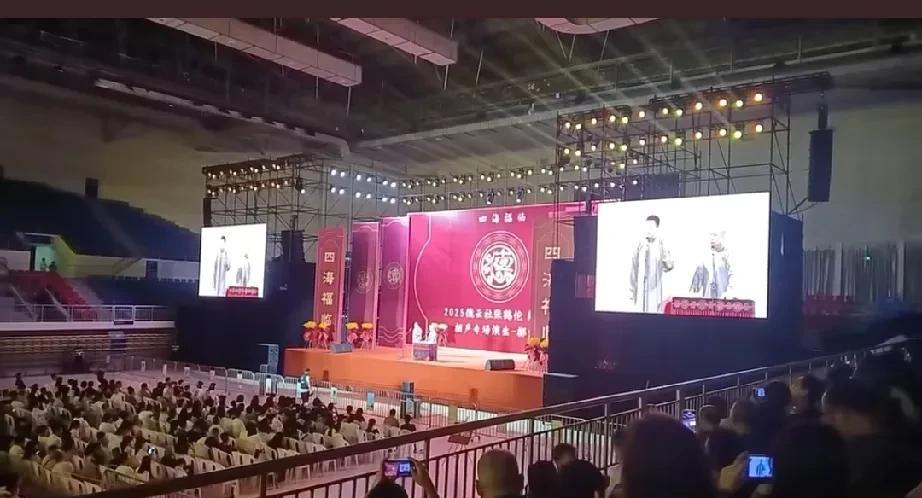 刷视频刷到了张鹤伦商演，现场观众貌似不多，有的还拿曹云金的演出做对比，曹的专场观