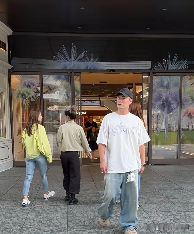 陈赫和张子萱真的太合适了，时间证明了，真爱还是可以长久的。陈赫和张子萱在上海街
