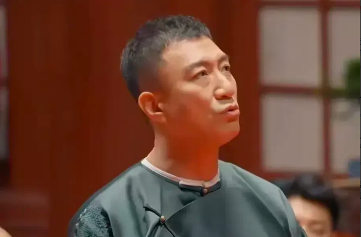 演员孙红雷讲述自己上中戏时的班级往事，说起班里一位漂亮女生，孙红雷当时急着完成作