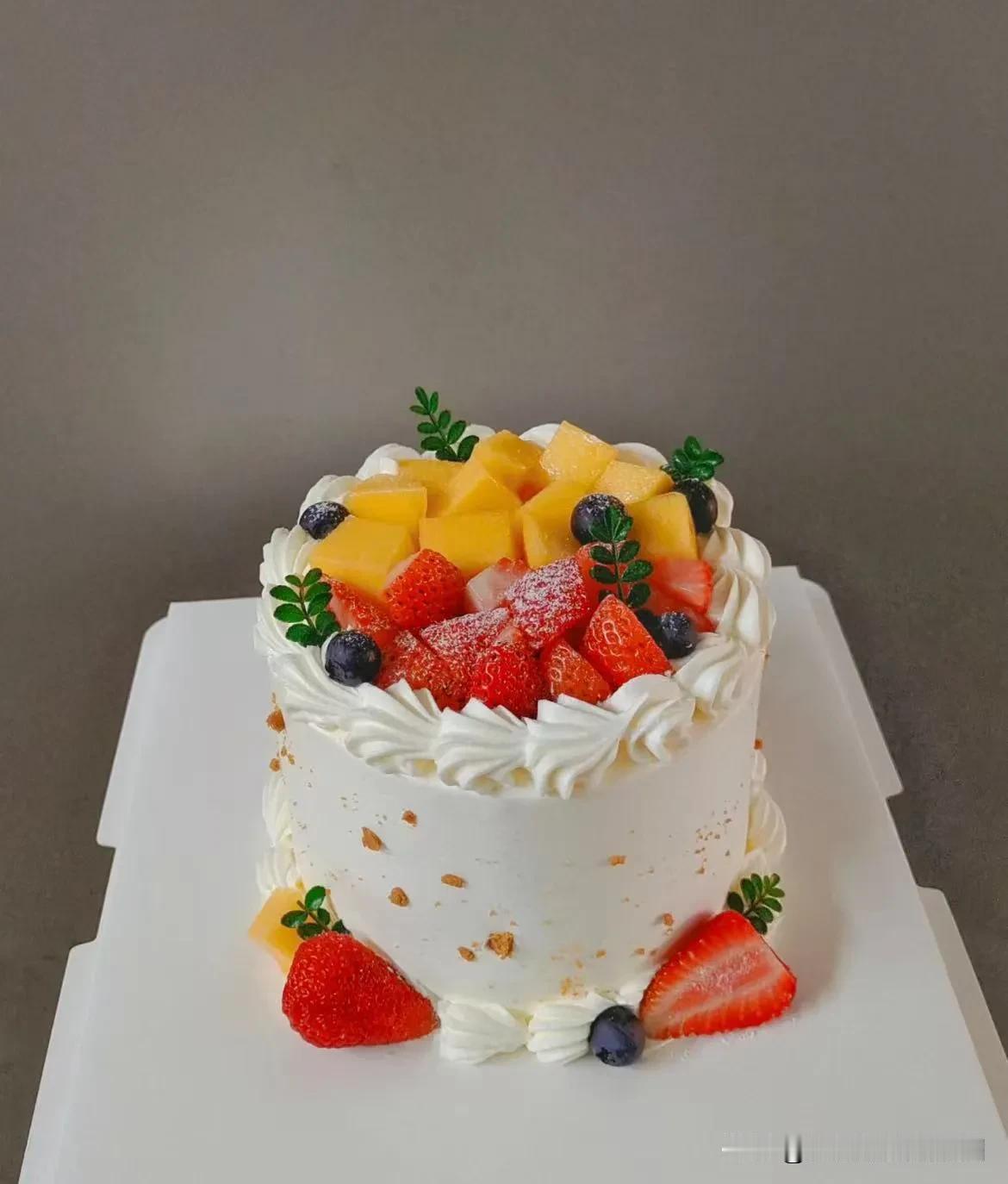 晒图笔记大赛吃了还想吃的水果蛋糕，口水直流呀！[呲牙笑]