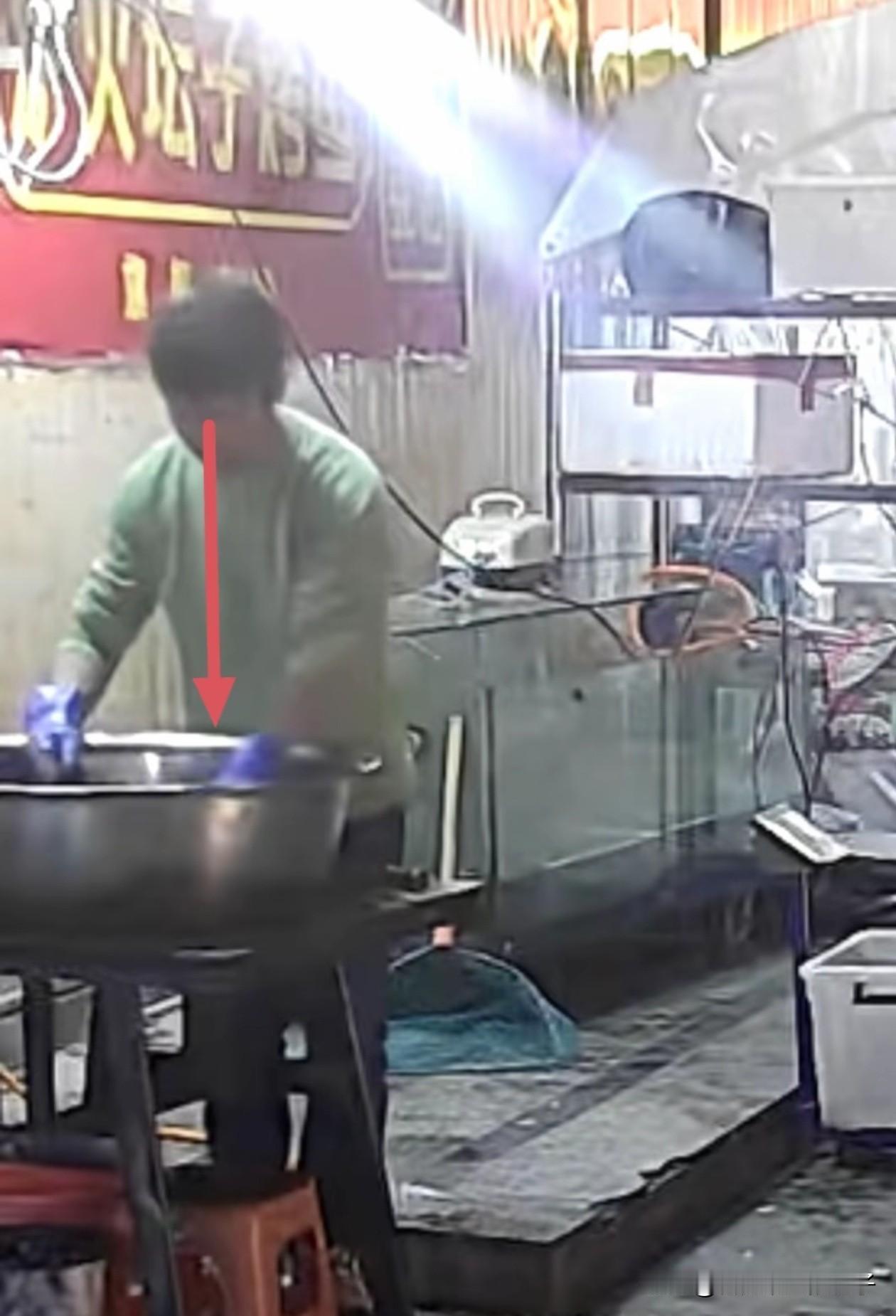 太幸运了！贵州一烤鱼店老板在门口杀鱼时，看见流浪猫过来，就随手把鱼杂拿过去喂猫，