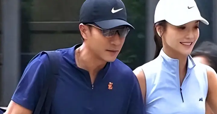 小糯米12岁近照曝光, 身高快到1米7, 父母陪伴差距看得人心酸