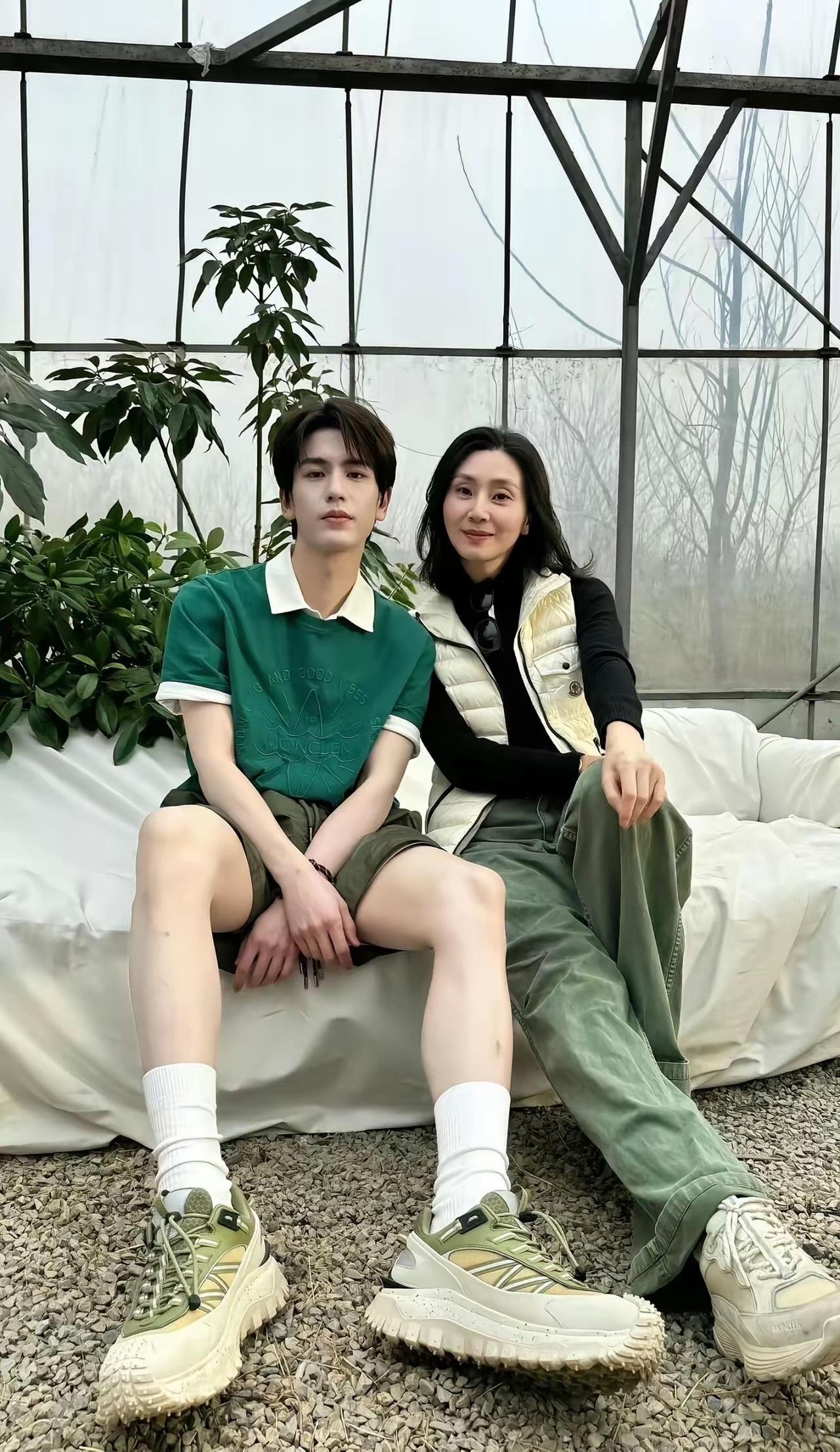 张凌赫的妈妈原来长这样，基因遗传的太好了