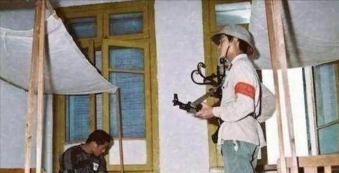 1979年，对越自卫反击战中，冯增敏带着200多人向越军投降，回国后被判10年徒